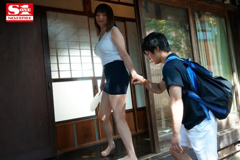 Anh chàng dâm dục cậu bé khi nhìn trộm em họ "đi ngoài" với chồng