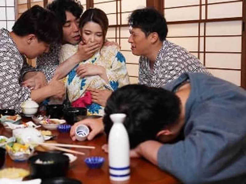 đưa vợ đi suối nước nóng, ông xã không biết vợ bị người khác đụ sấp mặt