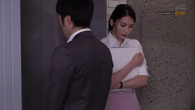 Em thư ký khổ sở bị sếp bắt vào khách sạn phục vụ đối tác