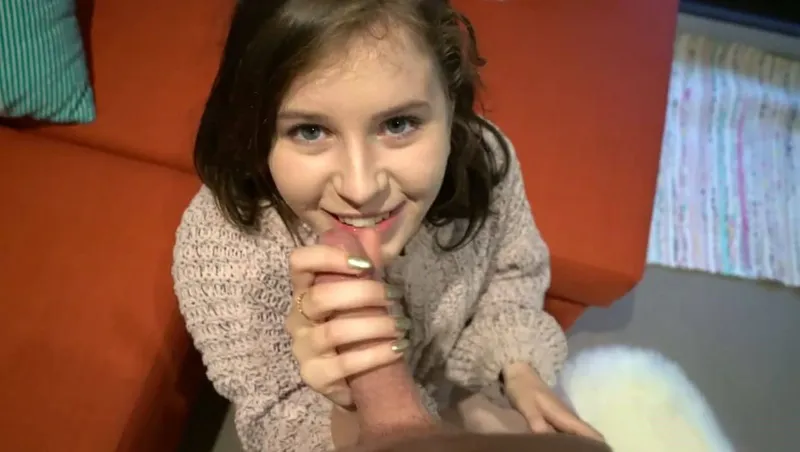 Bắn tinh ngập chiếc lỗ lồn hồng của em ghệ dễ thương