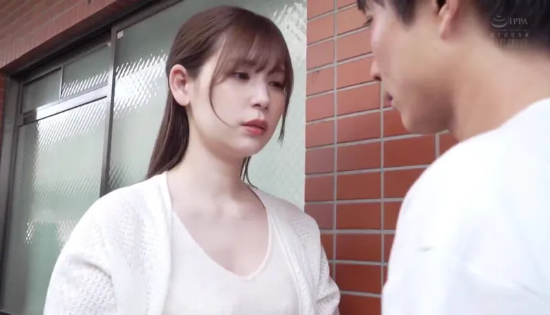 Chồng tẻ nhạt, vợ nhận ra cậu thanh niên nhà đối diện tốt hơn