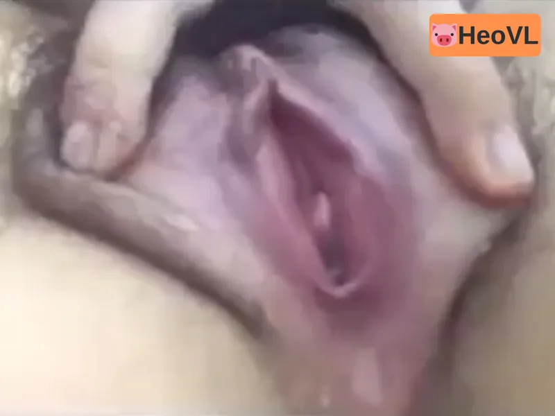 Người yêu show cận cảnh cô bé đang thở